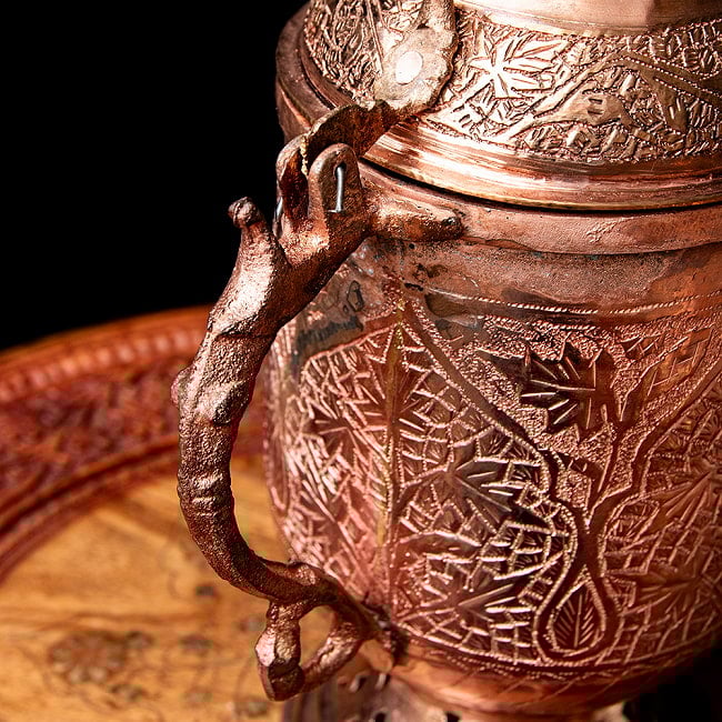 【6個セット】カシミールの重厚な精細彫金 水差し 銅仕上げ 高さ：29.5cm程度 9 - 持ちての部分です。蝶番などは釘を曲げて留めている、現地仕様です。