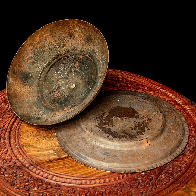 【6個セット】カシミールの重厚な精細彫金 カバリングプレート 豪華な蓋付きお皿 直径22.5cm程度 11 - 裏面側はこんな感じになっています。