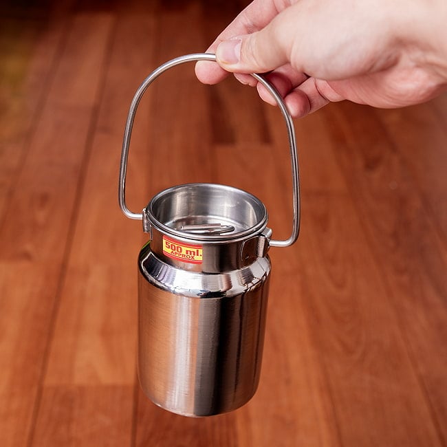 【6個セット】〔約500ml〕取っ手付き　かわいいフォルムのギーポット　ミルク缶　ミルクポット　ステンレス製 3 - このくらいのサイズ感になります。取っ手もまた雰囲気があり素敵です。