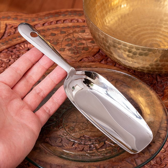 【6個セット】インドの台所から アタ粉スコップ〔約22cm〕丈夫なステンレス製 小麦粉 粉物 砂糖などをすくえて便利 8 - このくらいのサイズ感になります