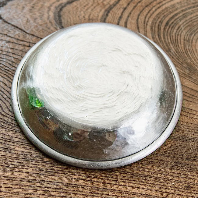 【6個セット】ムスリム職人の手仕事が息づく 薄彫り アルミボウル 薄小皿 直径：約10.5cm 5 - 底面です。