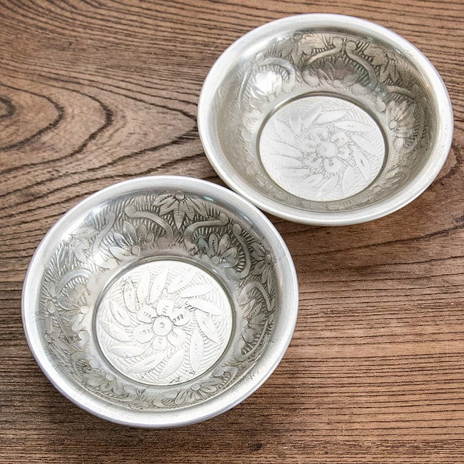【6個セット】ムスリム職人の手仕事が息づく 薄彫り アルミボウル 直径：約8.5cm 8 - 手作りのため、同じ型番でも微妙に差異があります。