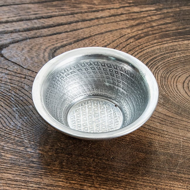 【6個セット】ムスリム職人の手仕事が息づく 薄彫り アルミボウル 直径：約8.5cm 2 - 金属の風合いが素敵なミニボウルです。
