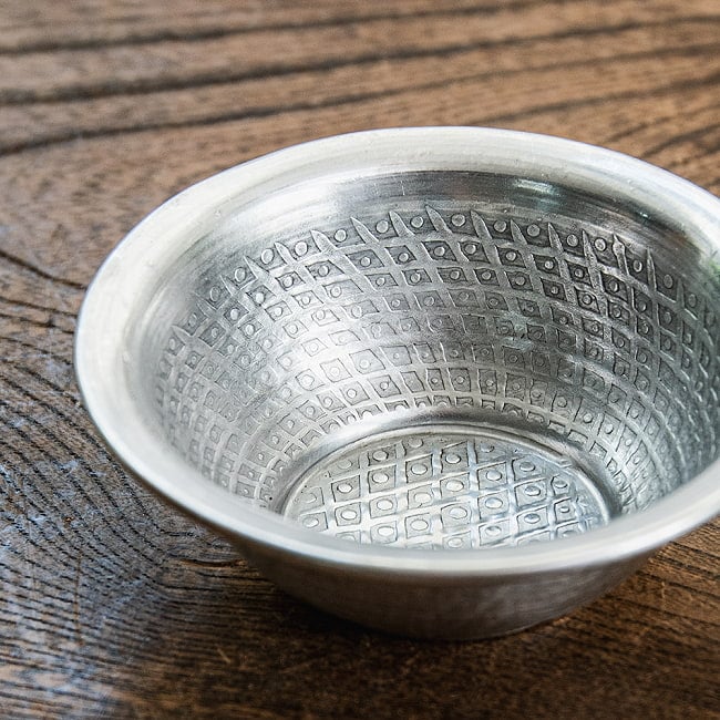 【6個セット】ムスリム職人の手仕事が息づく 薄彫り アルミボウル 直径：約8.5cm 4 - 細部を見てみました。