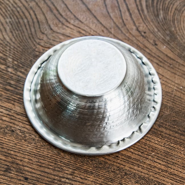 【6個セット】ムスリム職人の手仕事が息づく 薄彫り アルミボウル 直径：約8.5cm 5 - 底面です。