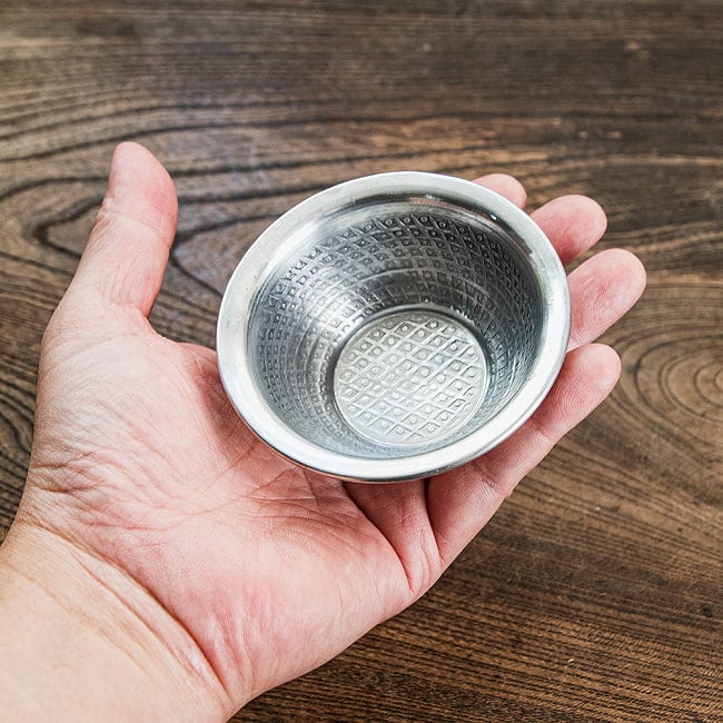 【6個セット】ムスリム職人の手仕事が息づく 薄彫り アルミボウル 直径：約8.5cm 6 - これくらいのサイズ感になります。