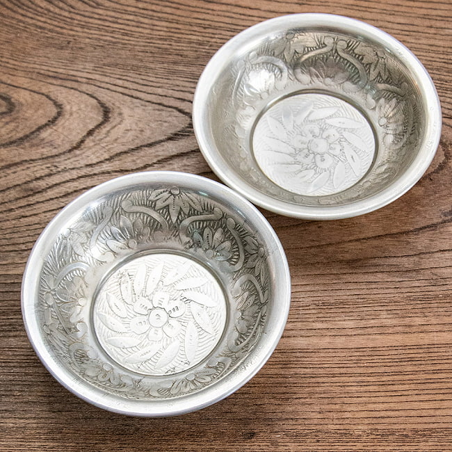 【6個セット】ムスリム職人の手仕事が息づく 薄彫り アルミボウル 直径：約8.5cm 8 - 手作りのため、同じ型番でも微妙に差異があります。