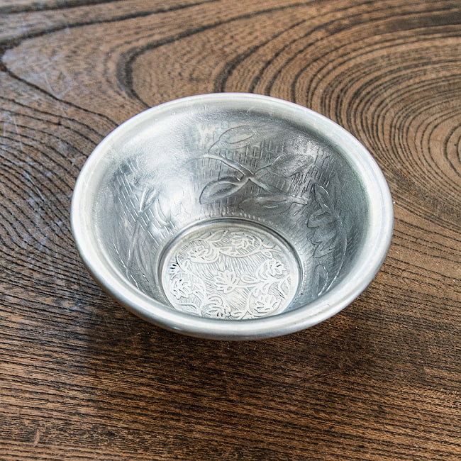 【6個セット】ムスリム職人の手仕事が息づく 薄彫り アルミボウル 直径：約8.5cm 2 - 金属の風合いが素敵なミニボウルです。