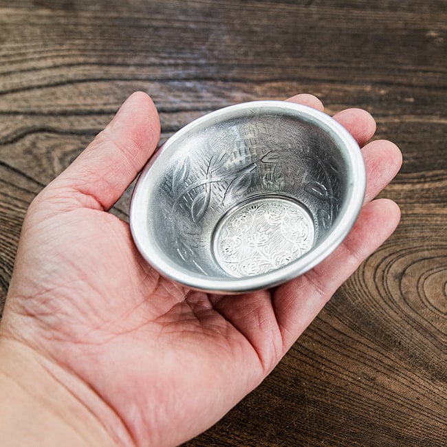【6個セット】ムスリム職人の手仕事が息づく 薄彫り アルミボウル 直径：約8.5cm 6 - これくらいのサイズ感になります。