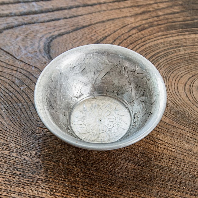 【6個セット】ムスリム職人の手仕事が息づく 薄彫り アルミボウル 直径：約8.5cm 2 - 金属の風合いが素敵なミニボウルです。