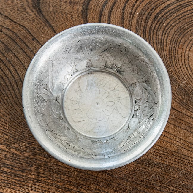 【6個セット】ムスリム職人の手仕事が息づく 薄彫り アルミボウル 直径：約8.5cm 3 - 細かな装飾が印象的です。