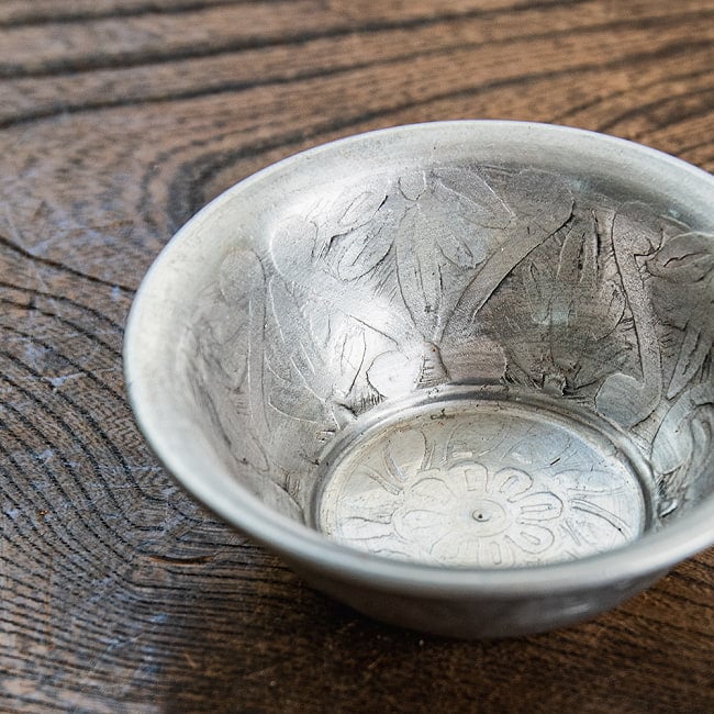【6個セット】ムスリム職人の手仕事が息づく 薄彫り アルミボウル 直径：約8.5cm 4 - 細部を見てみました。
