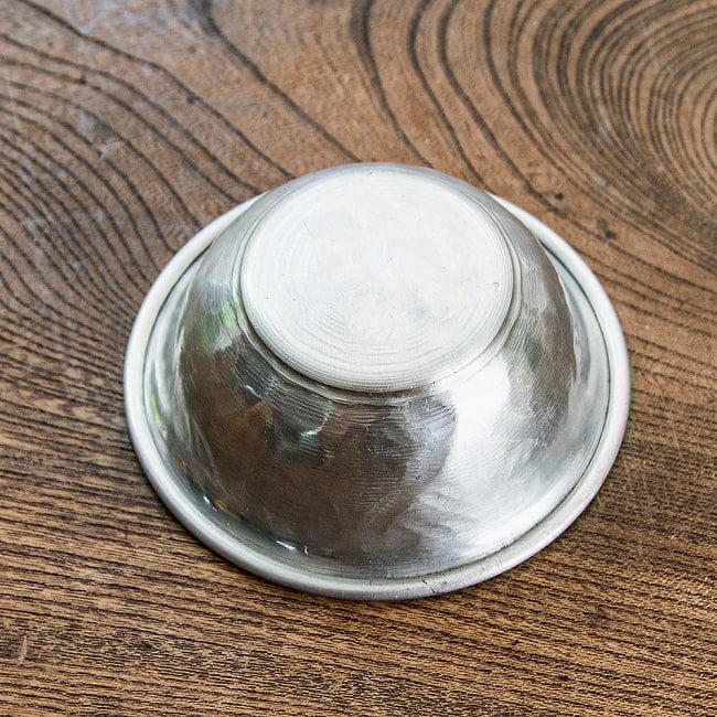 【6個セット】ムスリム職人の手仕事が息づく 薄彫り アルミボウル 直径：約8.5cm 5 - 底面です。