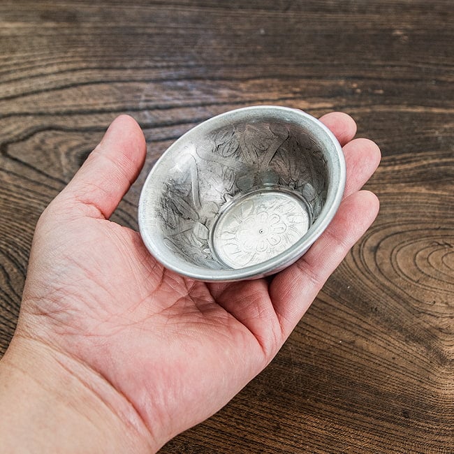 【6個セット】ムスリム職人の手仕事が息づく 薄彫り アルミボウル 直径：約8.5cm 6 - これくらいのサイズ感になります。