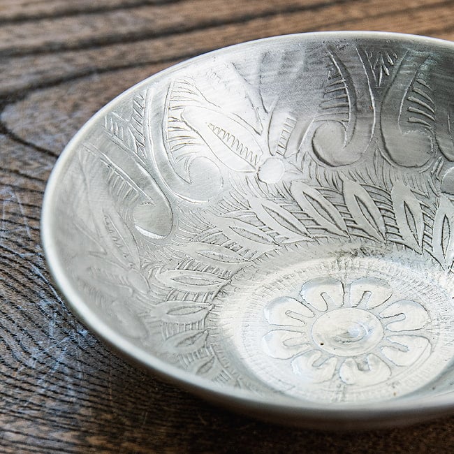 【6個セット】ムスリム職人の手仕事が息づく 薄彫り アルミボウル 直径：約11.5cm 4 - 細部を見てみました。