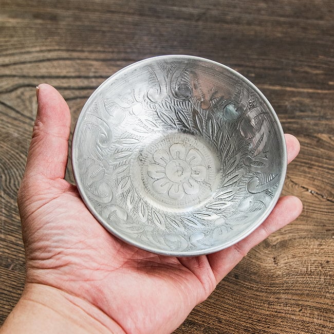 【6個セット】ムスリム職人の手仕事が息づく 薄彫り アルミボウル 直径：約11.5cm 6 - これくらいのサイズ感になります。