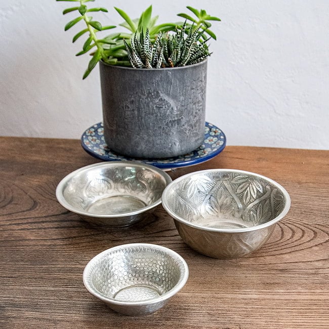 【6個セット】ムスリム職人の手仕事が息づく 薄彫り アルミボウル 直径：約11.5cm 7 - 空間を素敵に彩ってくれます。