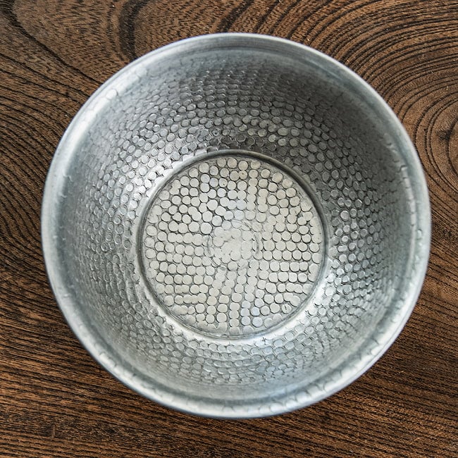 【6個セット】ムスリム職人の手仕事が息づく 薄彫り アルミボウル 直径：約12cm 3 - 細かな装飾が印象的です。