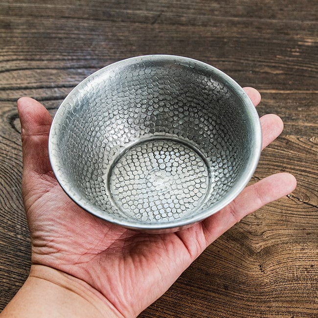 【6個セット】ムスリム職人の手仕事が息づく 薄彫り アルミボウル 直径：約12cm 6 - これくらいのサイズ感になります。