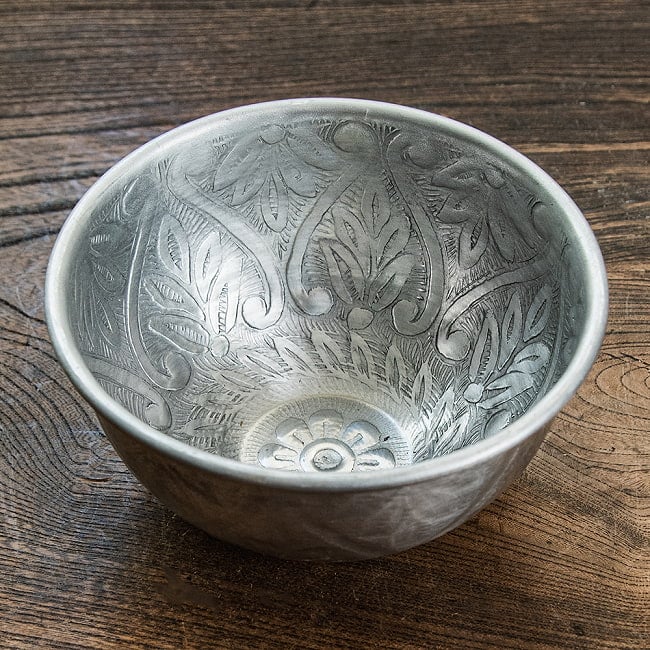 【6個セット】ムスリム職人の手仕事が息づく 薄彫り アルミボウル 直径:約13cm 2 - 金属の風合いが素敵なミニボウルです。