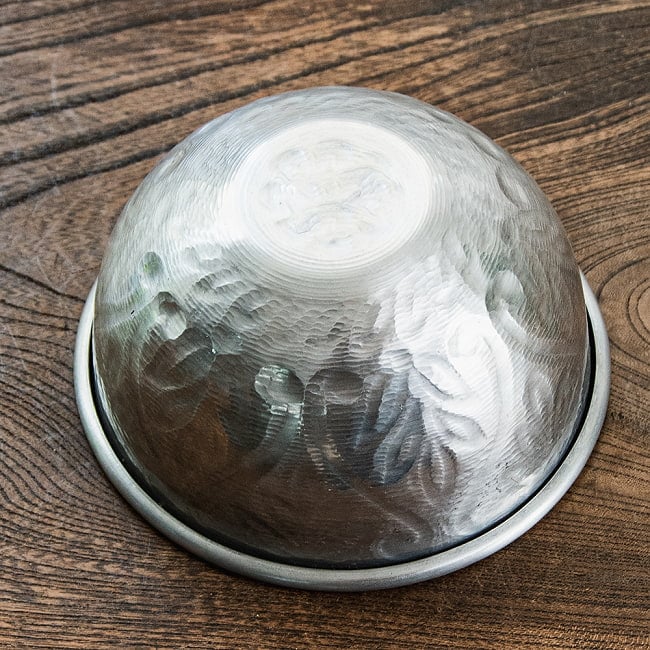 【6個セット】ムスリム職人の手仕事が息づく 薄彫り アルミボウル 直径:約13cm 5 - 底面です。