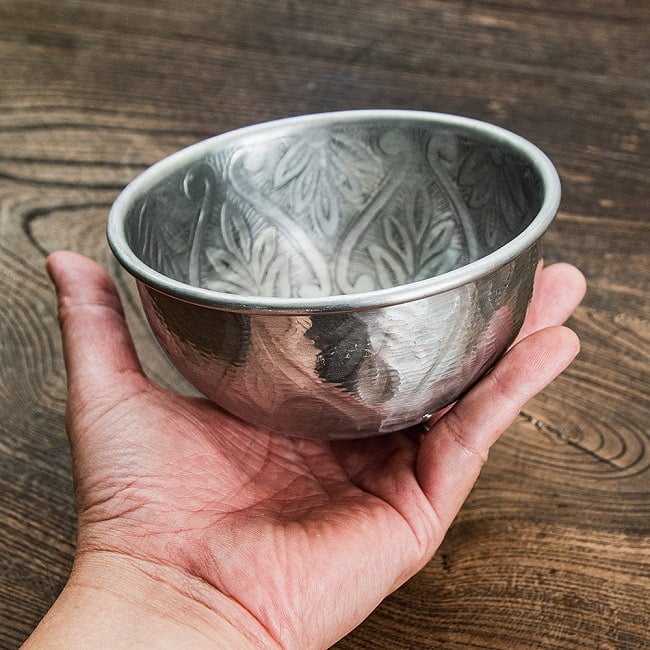 【6個セット】ムスリム職人の手仕事が息づく 薄彫り アルミボウル 直径:約13cm 6 - これくらいのサイズ感になります。