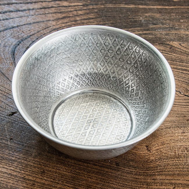 【6個セット】ムスリム職人の手仕事が息づく 薄彫り アルミボウル 直径：約12cm 2 - 金属の風合いが素敵なミニボウルです。