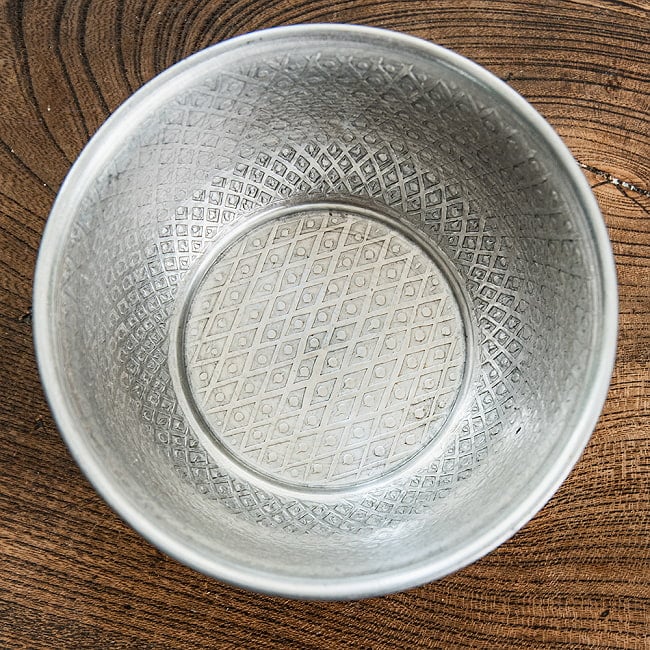 【6個セット】ムスリム職人の手仕事が息づく 薄彫り アルミボウル 直径：約12cm 3 - 細かな装飾が印象的です。