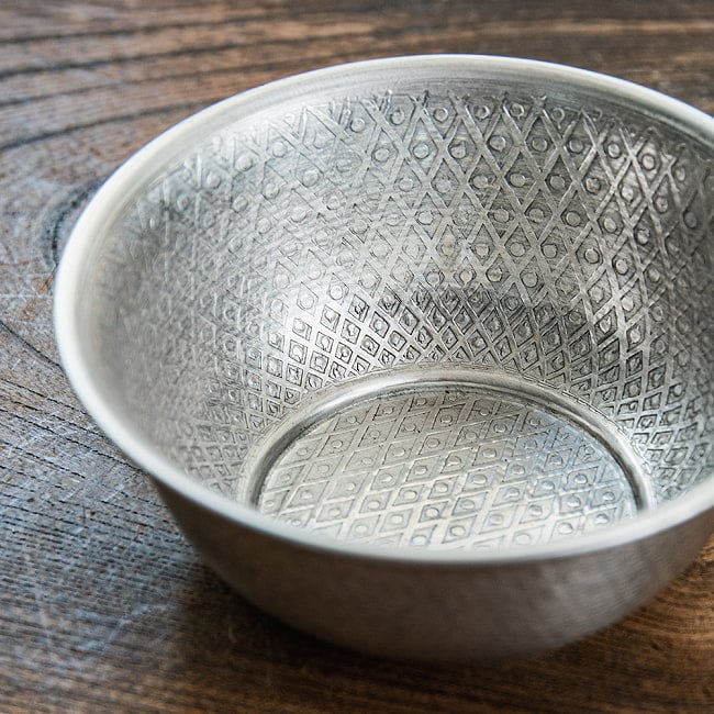 【6個セット】ムスリム職人の手仕事が息づく 薄彫り アルミボウル 直径：約12cm 4 - 細部を見てみました。
