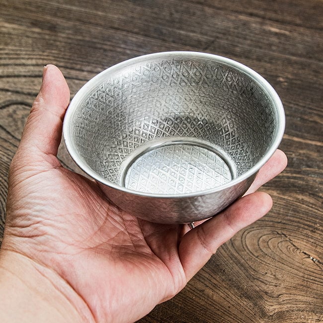 【6個セット】ムスリム職人の手仕事が息づく 薄彫り アルミボウル 直径：約12cm 6 - これくらいのサイズ感になります。