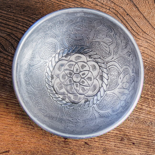 【6個セット】ムスリム職人の手仕事が息づく 薄彫り アルミボウル 直径：約12.5cm 3 - 細かな装飾が印象的です。