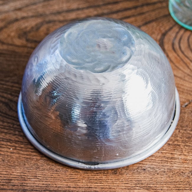 【6個セット】ムスリム職人の手仕事が息づく 薄彫り アルミボウル 直径：約12.5cm 6 - 底面を見てみました。