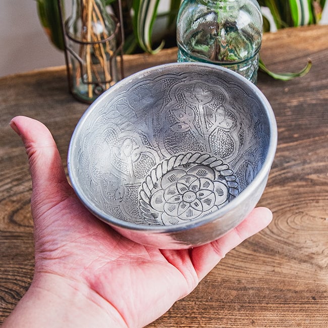 【6個セット】ムスリム職人の手仕事が息づく 薄彫り アルミボウル 直径：約12.5cm 7 - これくらいのサイズ感になります。
