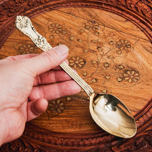 【2個セット】ネパールのブラス スプーン 重厚なカレースプーン ダルバートなどに 約17cm 7 - これくらいのサイズ感になります。