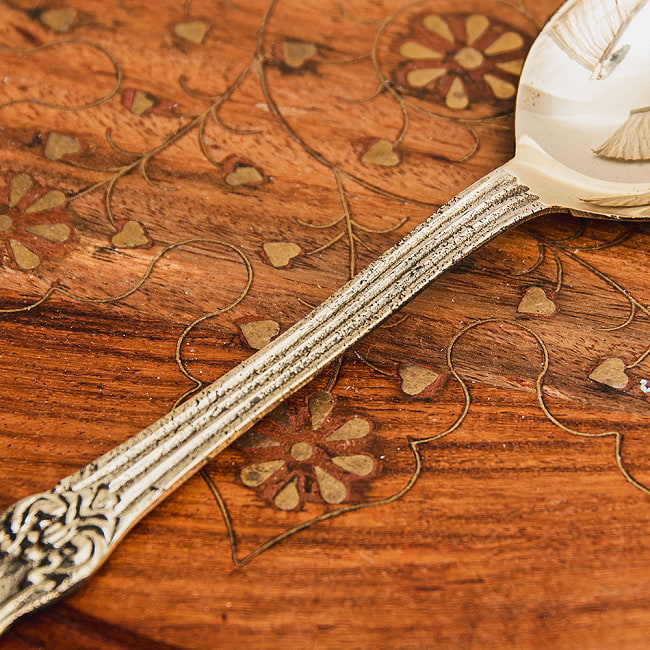 【4個セット】ネパールのブラス スプーン 重厚なカレースプーン ダルバートなどに 約17cm 4 - 装飾が入っています。