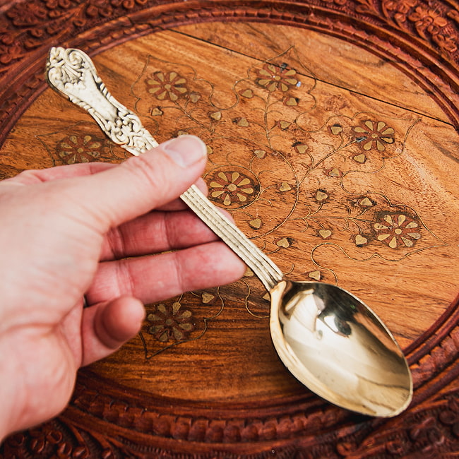 【4個セット】ネパールのブラス スプーン 重厚なカレースプーン ダルバートなどに 約17cm 7 - これくらいのサイズ感になります。