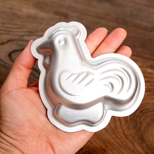 【お得な10個SET】アルミニウム製　ベトナム伝統菓子の型　にわとり 7 - 手に乗せてみました。