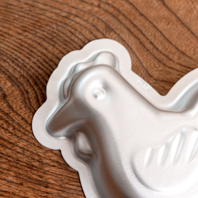 【お得な50個SET】アルミニウム製 ベトナム伝統菓子の型 にわとり 4 - お顔を拡大してみました。