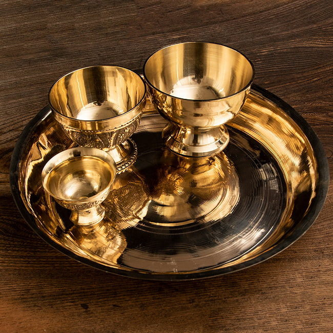 ネパールの真鍮食器セットの写真1枚目です。ゴージャスなネパール食器セットです。セット,ダルバート,ターリープレート,丸皿,カレー 皿,カレー 大皿,タール