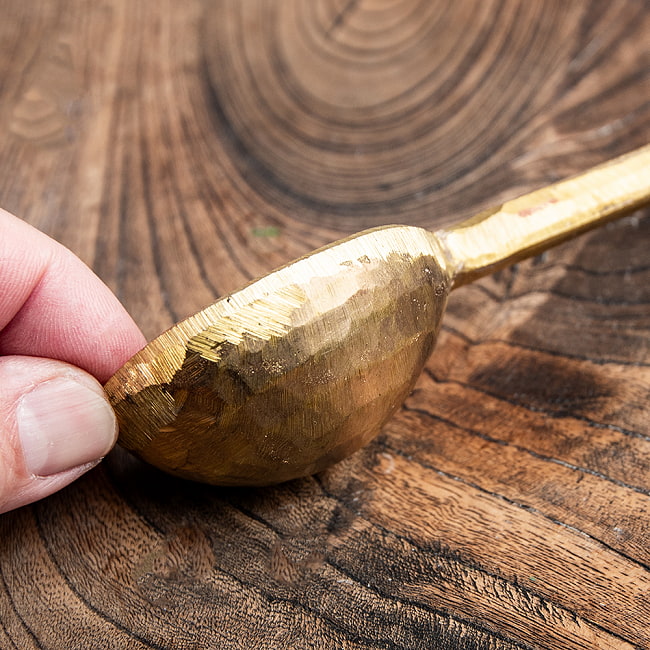 【3個セット】槌目仕上げ ネパールのブラス レードル クラシックで重厚な味わいが魅力的 27cm 6 - 槌目模様が美しいですね。