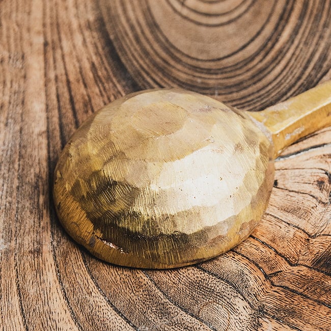 【3個セット】槌目仕上げ ネパールのブラス レードル クラシックで重厚な味わいが魅力的 27cm 7 - 裏面側です。