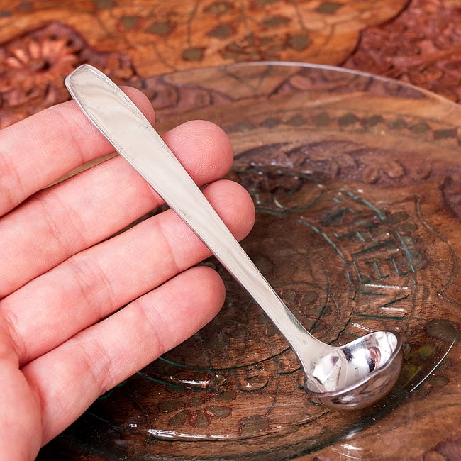 【6個セット】インドの便利なミニレードル テルパリ 約4ml ずっしり厚みのあるステンレス製　調味料をすくうのに便利 6 - このくらいのサイズ感です