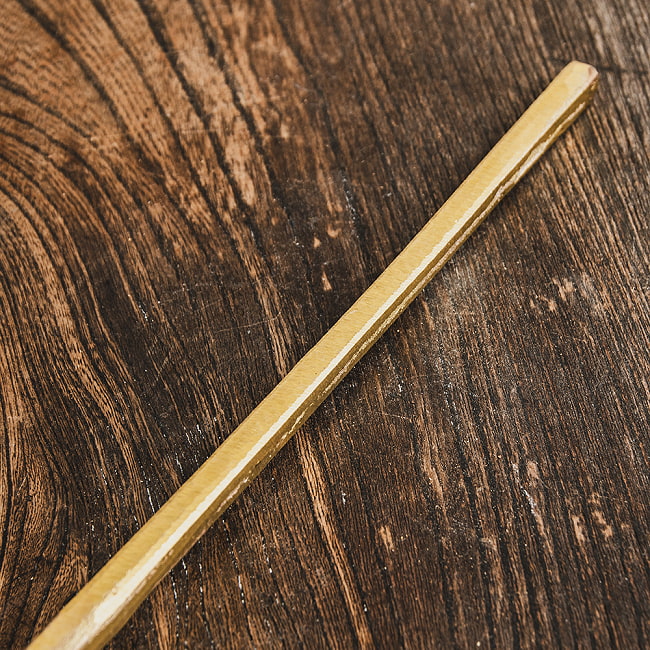 【6個セット】槌目仕上げ ネパールのブラス レードル クラシックで重厚な味わいが魅力的 27cm 5 - 太さのある、しっかり・ずっしりした作りです。