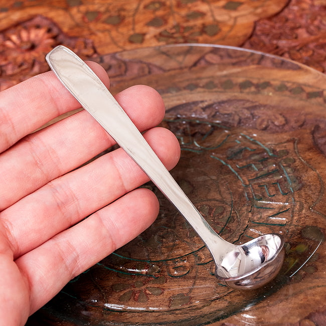 【12個セット】インドの便利なミニレードル テルパリ 約4ml ずっしり厚みのあるステンレス製　調味料をすくうのに便利 6 - このくらいのサイズ感です