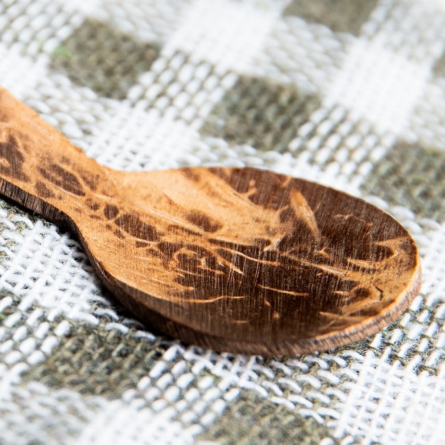 小瓶にも入るミニサイズ!ココナッツのソルトスプーンの商品写真 3枚目 先端部分です。