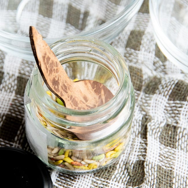 小瓶にも入るミニサイズ!ココナッツのソルトスプーンの商品写真 8枚目 小瓶に入るサイズ感です。