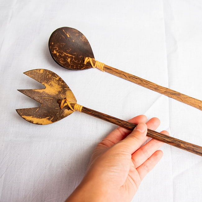 サラダの取り分けにも便利!ココナッツのスプーン・フォークセットの商品写真 7枚目 手に持ってみた感じです。