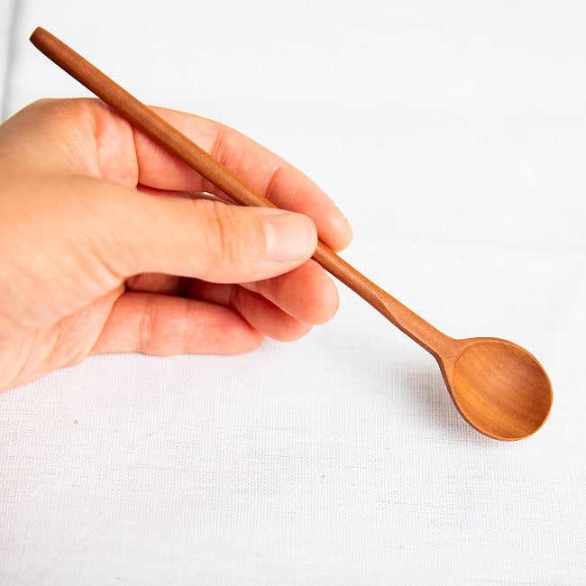 口当たりなめらか!天然木のデザートスプーンの商品写真 7枚目 手に持ってみた感じです。