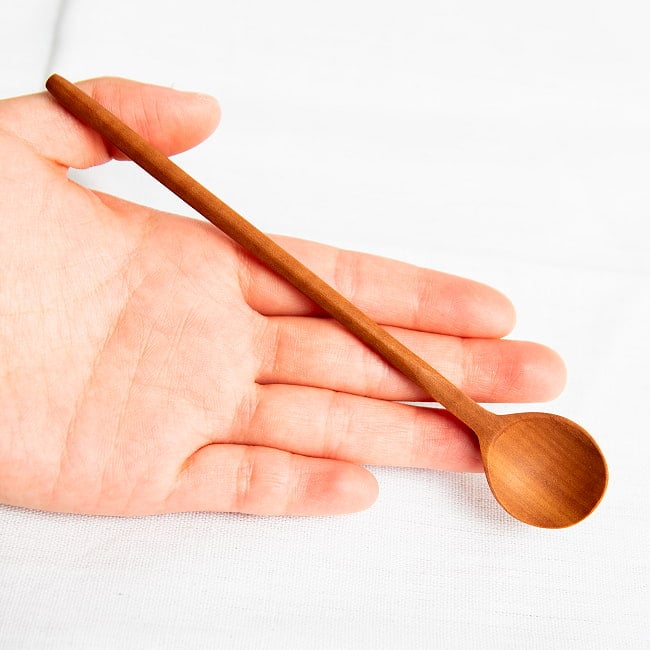 口当たりなめらか!天然木のデザートスプーンの商品写真 8枚目 サイズ感の参考に、手のひらに載せてみました。