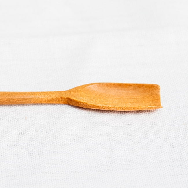 瓶の隅まですくえる!天然木のジャムスプーンの商品写真 6枚目 横から見た感じです。